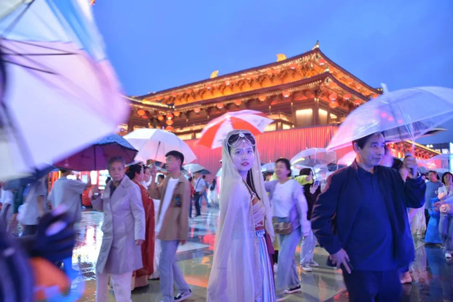 تجمع موظفو Xiangyi في العاصمة القديمة xi-hi لتجربة تاريخ الألف عام ورحلة الثقافة.