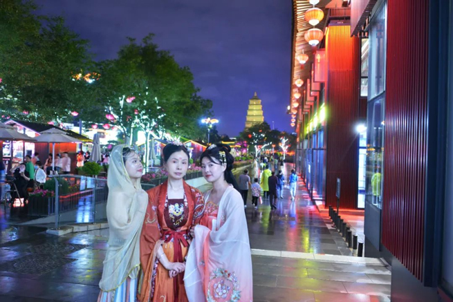 تجمع موظفو Xiangyi في العاصمة القديمة xi-hi لتجربة تاريخ الألف عام ورحلة الثقافة.