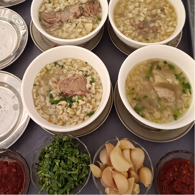 تجمع موظفو Xiangyi في العاصمة القديمة xi-hi لتجربة تاريخ الألف عام ورحلة الثقافة.