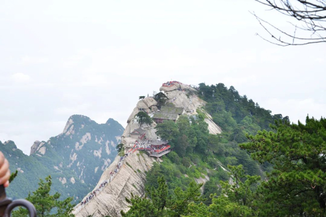 تجمع موظفو Xiangyi في العاصمة القديمة xi-hi لتجربة تاريخ الألف عام ورحلة الثقافة.