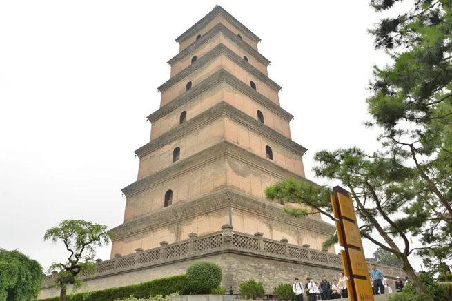 تجمع موظفو Xiangyi في العاصمة القديمة xi-hi لتجربة تاريخ الألف عام ورحلة الثقافة.