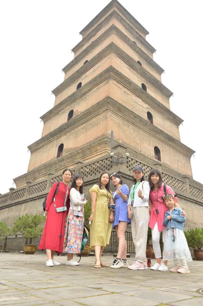 تجمع موظفو Xiangyi في العاصمة القديمة xi-hi لتجربة تاريخ الألف عام ورحلة الثقافة.